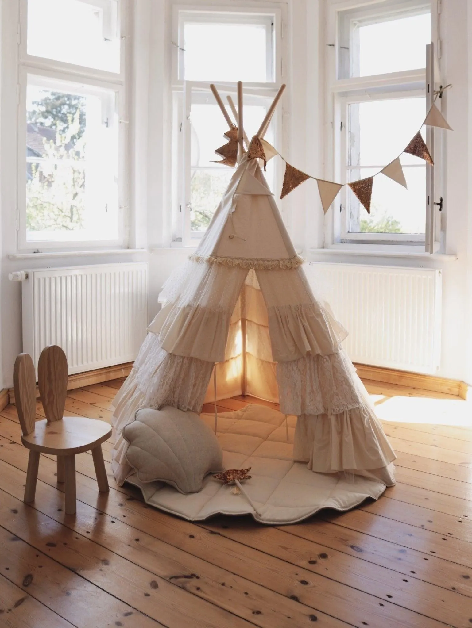 „Shabby Chic“ Tipi-Zelt mit Rüschen