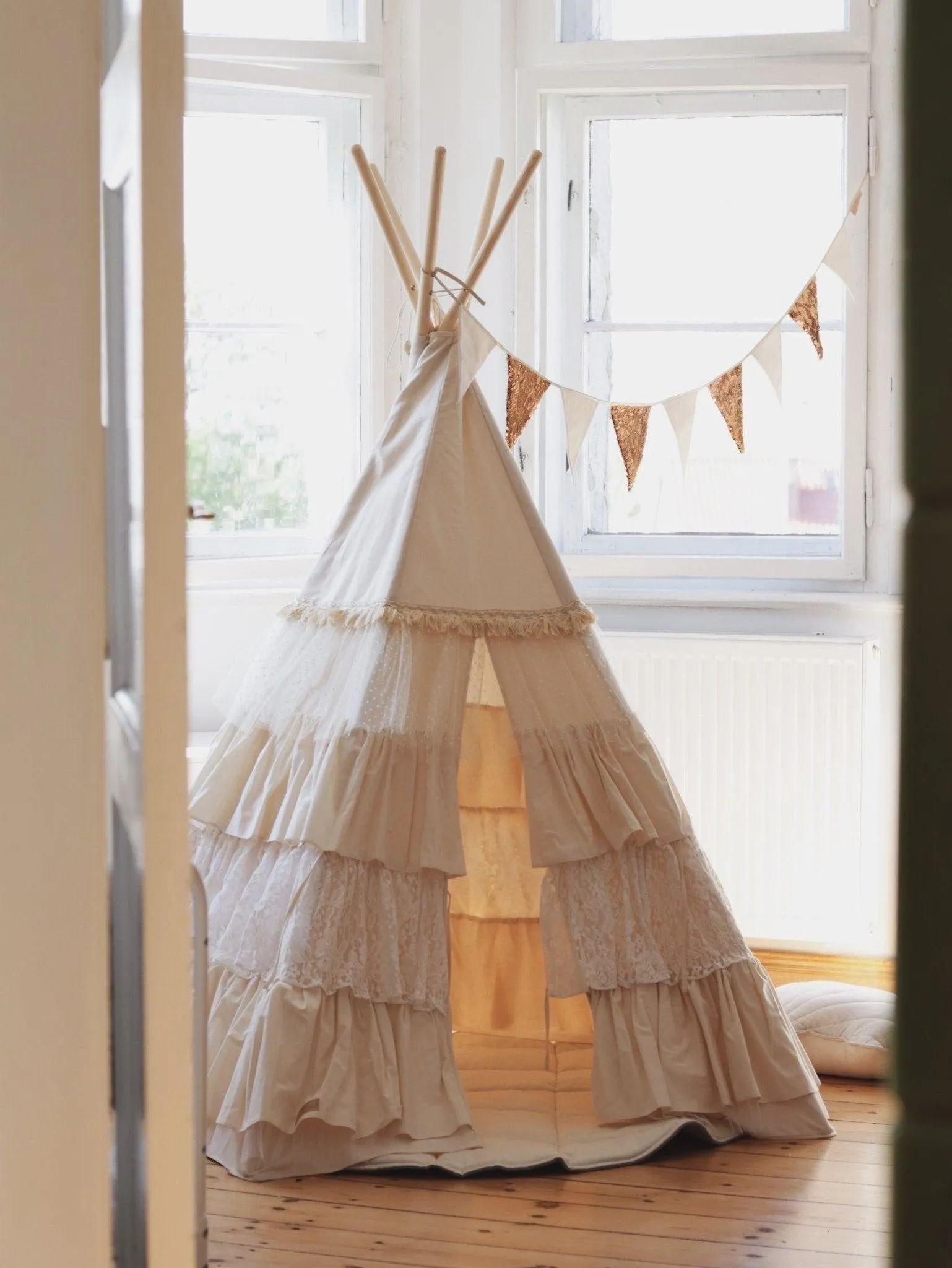 „Shabby Chic“ Tipi-Zelt mit Rüschen