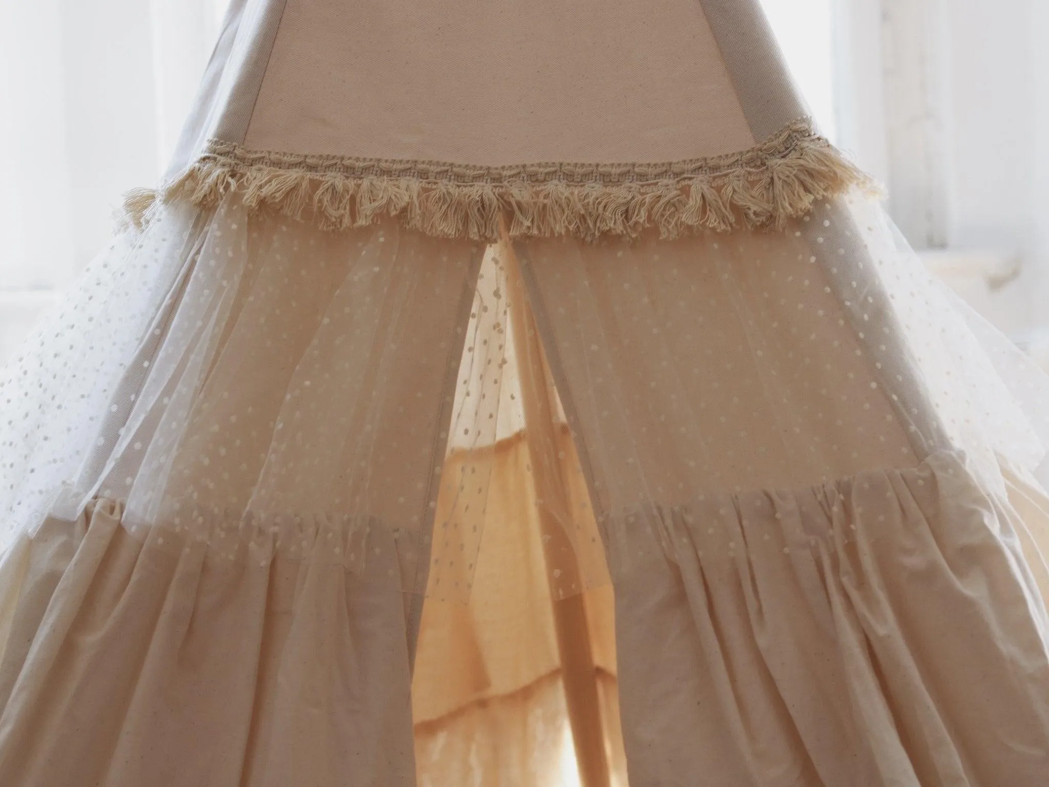 „Shabby Chic“ Tipi-Zelt mit Rüschen